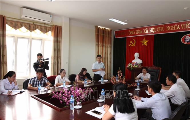 Trong ảnh:  Một buổi họp Chi bộ đảng Văn phòng huyện Tân Uyên (Lai Châu), đơn vị 10 năm liền đạt danh hiệu trong sạch vững mạnh, đơn vị duy nhất của tỉnh Lai Châu nhận cờ thi đua. Ảnh: Quý Trung – TTXVN