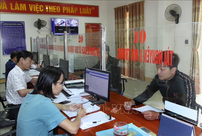 Trong ảnh: Cán bộ, đảng viên Chi bộ Văn phòng HĐND - UBND huyện Tân Uyên luôn tận tình, hòa nhã khi tiếp công dân. Ảnh: Quý Trung - TTXVN