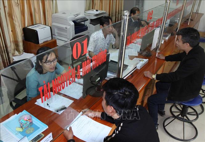 Trong ảnh: Cán bộ, đảng viên Chi bộ Văn phòng HĐND - UBND huyện Tân Uyên luôn tận tình, hòa nhã khi tiếp công dân. Ảnh: Quý Trung - TTXVN