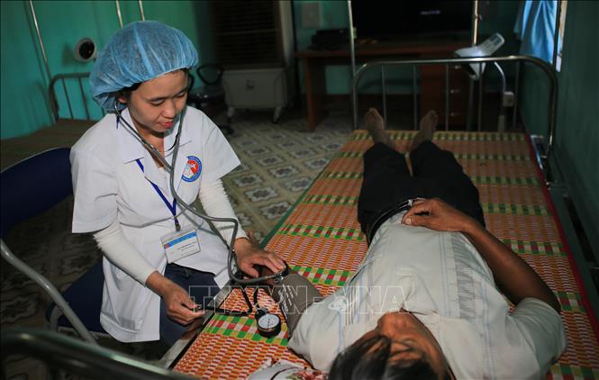 Trong ảnh: Bác sĩ Trung tâm Y tế huyện A Lưới đang kiểm tra sức khỏe cho người cai nghiện ma túy. Ảnh: Hồ Cầu-TTXVN