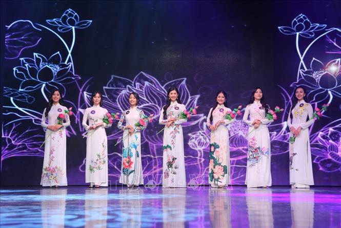 Trong ảnh: Các thí sinh trong phần thi trình diễn trang phục áo dài truyền thống Việt Nam. Ảnh: Thành Đạt - TTXVN 