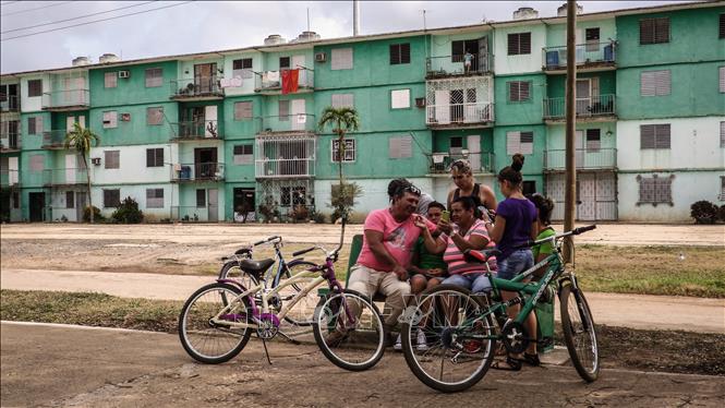 Trong ảnh: Người dân truy cập Internet trên điện thoại di động ở thị trấn Gaspar, tỉnh Ciego de Avila, Cuba. Ảnh: AFP/ TTXVN