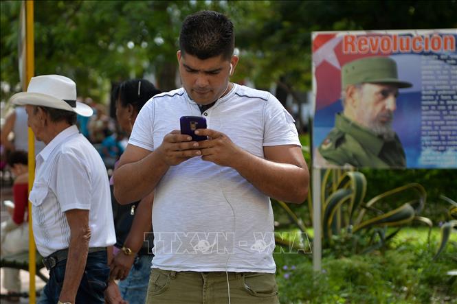 Trong ảnh: Người dân truy cập Internet trên điện thoại di động tại La Habana, Cuba. Ảnh: AFP/ TTXVN