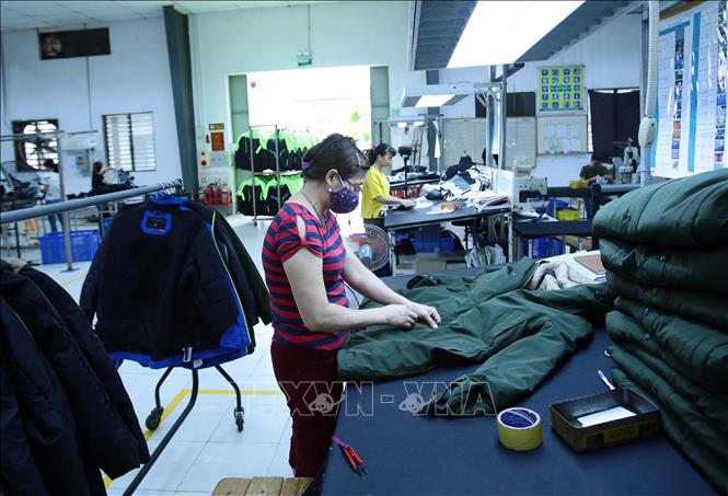 Trong ảnh: Sản xuất các mặt hàng may mặc xuất khẩu tại Công ty TNHH Kydo Việt Nam có vốn đầu tư Hàn Quốc (Khu công nghiệp Phố nối A, Hưng Yên). Ảnh: Phạm Kiên - TTXVN