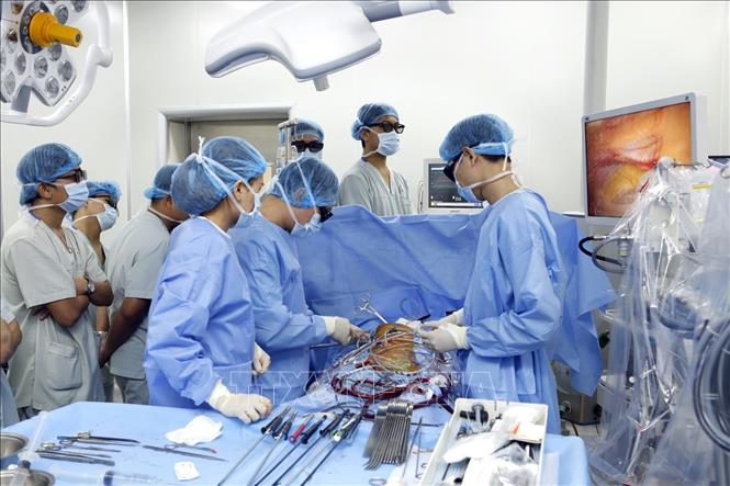 Trong ảnh: Quan sát trực tiếp ca phẫu thuật tim nội soi với công nghệ 3D tại Trung tâm Tim mạch - bệnh viện E. Ảnh: Dương Ngọc – TTXVN