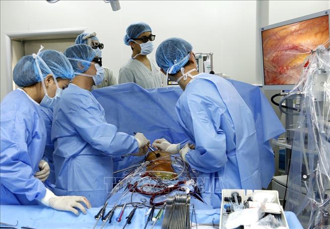 Trong ảnh: Quan sát trực tiếp ca phẫu thuật tim nội soi với công nghệ 3D tại Trung tâm Tim mạch - bệnh viện E. Ảnh: Dương Ngọc – TTXVN