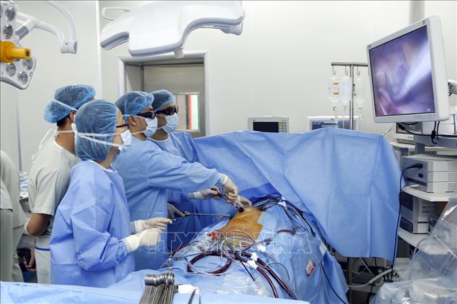 Trong ảnh: Quan sát trực tiếp ca phẫu thuật tim nội soi với công nghệ 3D tại Trung tâm Tim mạch - bệnh viện E. Ảnh: Dương Ngọc – TTXVN