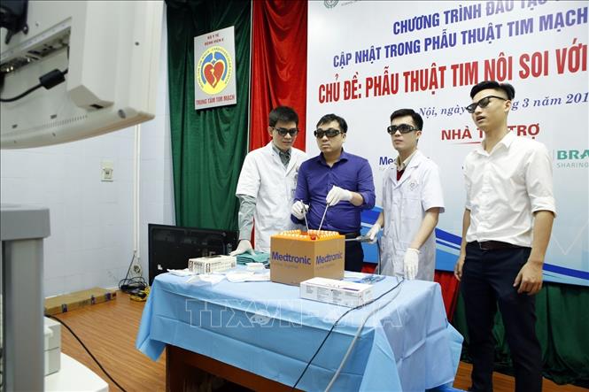 Trong ảnh: Thực hành trên mô hình thực nghiệm phẫu thuật tim nội soi với công nghệ 3D. Ảnh: Dương Ngọc – TTXVN