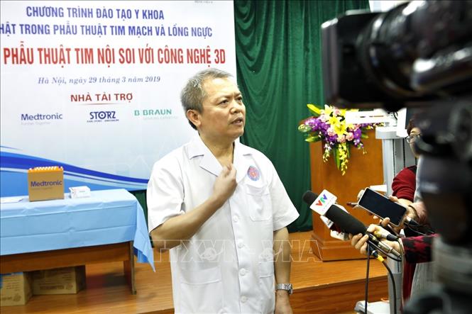 Trong ảnh: GS.TS Lê Ngọc Thành – Chủ tịch Hội Phẫu thuật Tim mạch và lồng ngực Việt Nam, giám đốc bệnh viện E trả lời phỏng vấn các cơ quan báo chí. Ảnh: Dương Ngọc – TTXVN