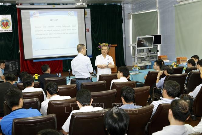Trong ảnh: GS.TS Lê Ngọc Thành – Chủ tịch Hội Phẫu thuật Tim mạch và lồng ngực Việt Nam, giám đốc bệnh viện E trao đổi kiến thức với các đại biểu. Ảnh: Dương Ngọc – TTXVN