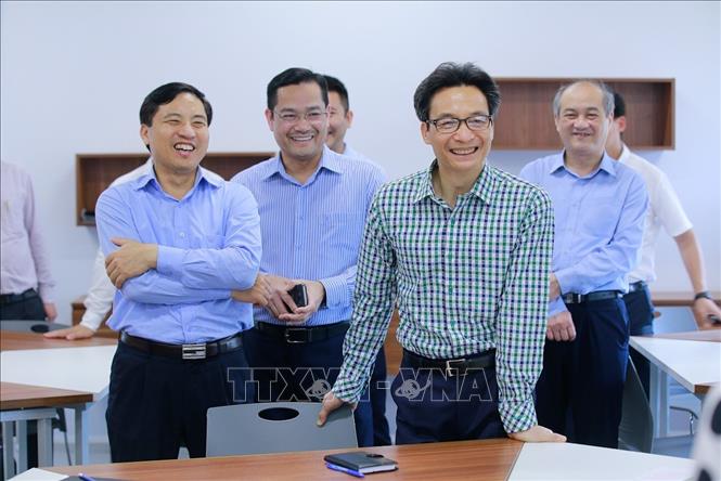 Trong ảnh: Phó Thủ tướng Chính phủ Vũ Đức Đam tham quan một lớp học tại trung tâm Thể thao Viettel. Ảnh: Trọng Đạt - TTXVN
