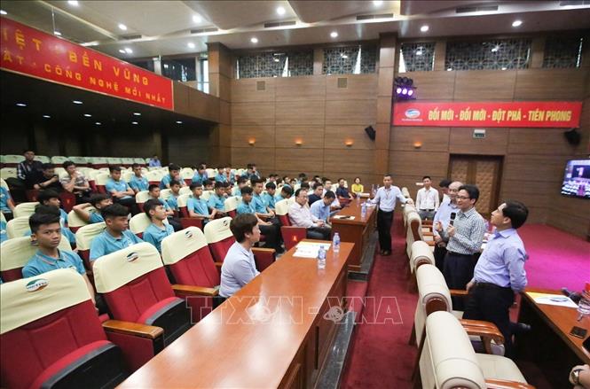 Trong ảnh: Phó Thủ tướng Chính phủ Vũ Đức Đam nói chuyện với các học viên trẻ tại trung tâm thể thao Viettel. Ảnh: Trọng Đạt - TTXVN
