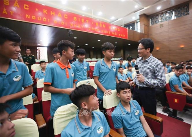 Trong ảnh: Phó Thủ tướng Vũ Đức Đam nói chuyện thân mật với các học viên trẻ tại Trung tâm thể thao Viettel. Ảnh: Trọng Đạt - TTXVN