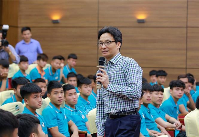 Trong ảnh: Phó Thủ tướng Chính phủ Vũ Đức Đam nói chuyện thân mật với  các học viên trẻ tại trung tâm thể thao Viettel. Ảnh: Trọng Đạt - TTXVN