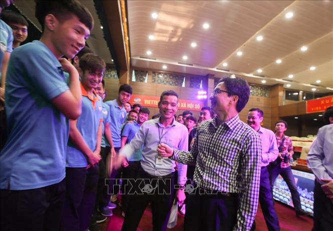 Trong ảnh: Phó Thủ tướng Chính phủ Vũ Đức Đam ân cần hỏi thăm tình hình học tập và sinh hoạt của các học viên đội bóng đá trẻ tại Trung tâm thể thao Viettel. Ảnh: Trọng Đạt - TTXVN