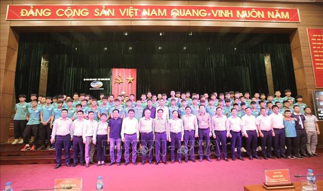 Trong ảnh: Phó Thủ tướng Vũ Đức Đam chụp ảnh chung với cán bộ và học viên Trung tâm thể thao Viettel. Ảnh: Trọng Đạt - TTXVN