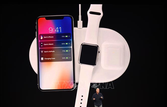Trong ảnh: Mẫu sạc không dây đa thiết bị AirPower của Hãng Apple được trưng bày tại Cupertino, California, Mỹ tháng 9/2017. Ảnh: Kyodo/TTXVN