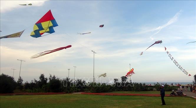 Trong ảnh: Thả diều tại Quảng trường 1/4 (thành phố Tuy Hòa). Ảnh: Thế Lập - TTXVN                           