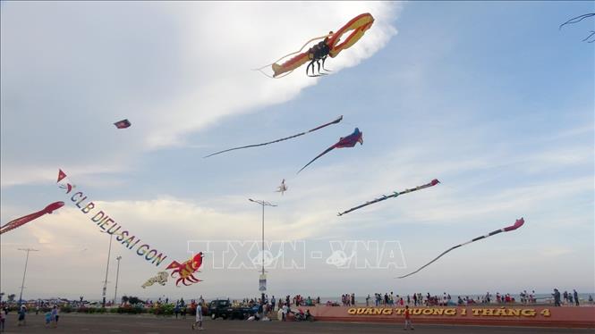 Trong ảnh: Thả diều tại Quảng trường 1/4 (thành phố Tuy Hòa). Ảnh: Thế Lập - TTXVN       