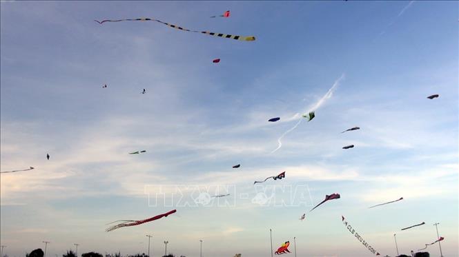 Trong ảnh: Hàng trăm cánh diều đủ màu sắc bay lượn trên bầu trời thành phố Tuy Hòa. Ảnh: Thế Lập - TTXVN  
