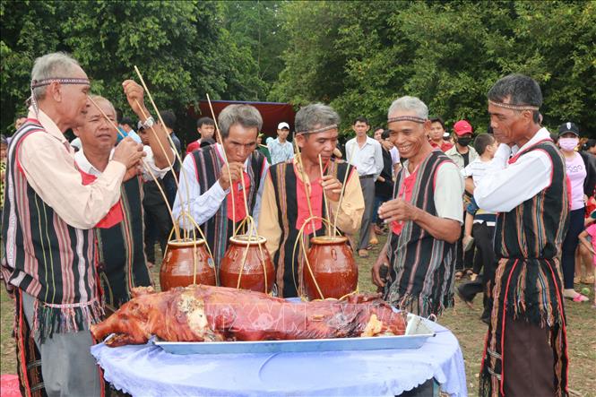 Trong ảnh: Nghi thức trong lễ phá Bàu Vàng. Ảnh: K GỬIH -TTXVN