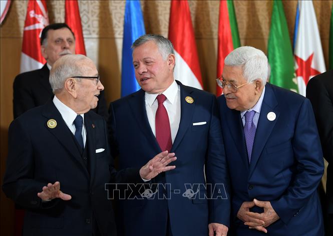 Trong ảnh: Quốc vương Jordan Abdullah II (giữa) và Tổng thống Palestine Mahmoud Abbas (phải) tại Hội nghị thượng đỉnh Liên đoàn Arab (AL) lần thứ 30 ở thủ đô Tunis (Tunisia) ngày 31/3/2019. Ảnh: AFP/TTXVN
