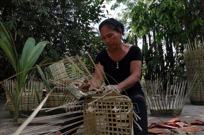 Trong ảnh: Đan cần xé ở làng nghề ấp Kinh 3, xã Vĩnh Thuận. Ảnh: Lê Sen - TTXVN