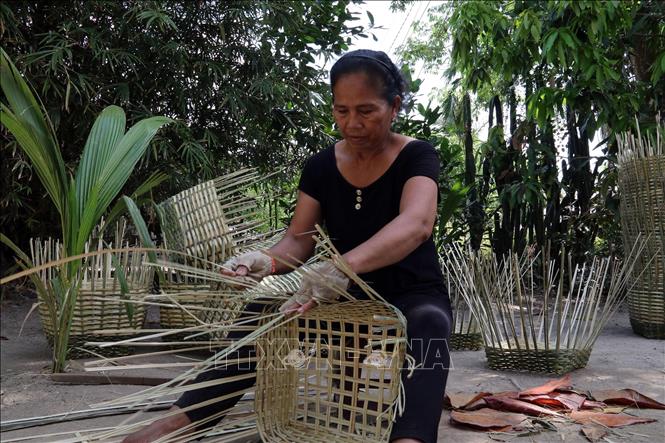 Trong ảnh: Đan cần xé ở làng nghề ấp Kinh 3, xã Vĩnh Thuận. Ảnh: Lê Sen - TTXVN