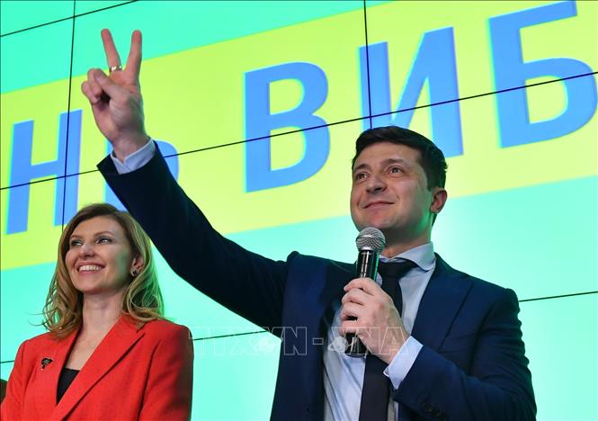Trong ảnh: Ứng cử viên  Vladimir Zelensky mừng chiến thắng sau kết quả sơ bộ cuộc bầu cử tổng thống ở Kiev, ngày 31/3. Ảnh: AFP/TTXVN
