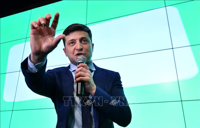 Trong ảnh: Ứng cử viên  Vladimir Zelensky mừng chiến thắng sau kết quả sơ bộ cuộc bầu cử tổng thống ở Kiev, ngày 31/3. Ảnh: AFP/TTXVN