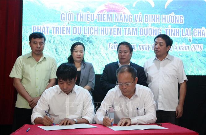 Trong ảnh: Chủ tịch UBND huyện Tam Đường Từ Hữu Hà ký kết bản ghi nhớ hợp tác phát triển với các doanh nghiệp, nhà đầu tư phát triển du lịch. Ảnh: Quý Trung – TTXVN