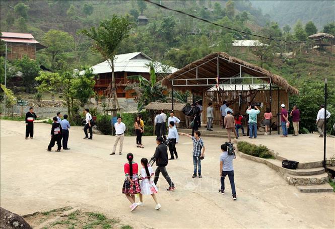Trong ảnh: Du khách đến tham quan bản văn hóa Lao Chải 1, xã Khun Há, huyện Tam Đường tỉnh Lai Châu. Ảnh: Quý Trung - TTXVN