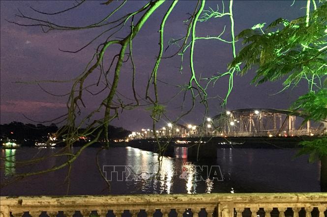Thừa Thiên - Huế: Phong cảnh sông Hương, cầu Tràng Tiền đẹp và quyến rũ về  đêm - Ảnh thời sự trong nước - Đất nước & Con người - Thông tấn
