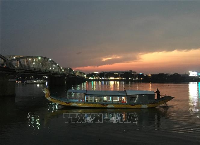 Thừa Thiên - Huế: Phong cảnh sông Hương, cầu Tràng Tiền đẹp và quyến rũ về  đêm - Ảnh thời sự trong nước - Đất nước & Con người - Thông tấn