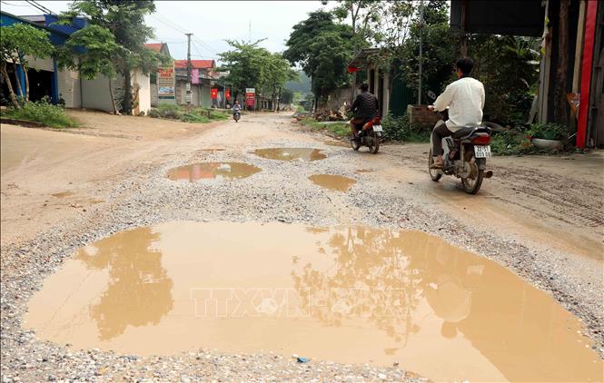 Trong ảnh: Những ổ voi, ổ gà xuất hiện ngày một nhiều. Ảnh: Quang Đán – TTXVN