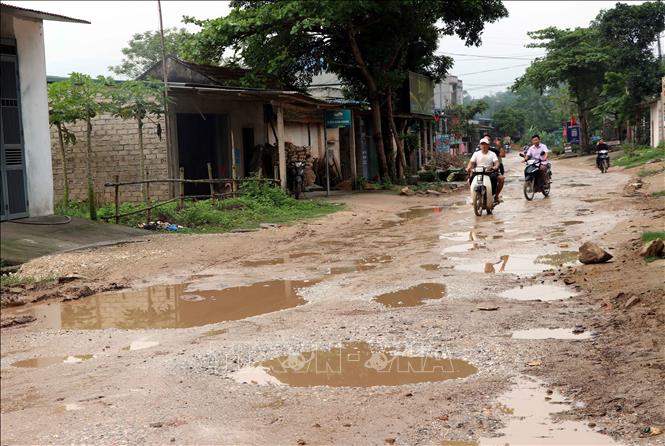 Trong ảnh: Một đoạn đường bị xuống cấp nghiêm trọng. Ảnh: Quang Đán - TTXVN
