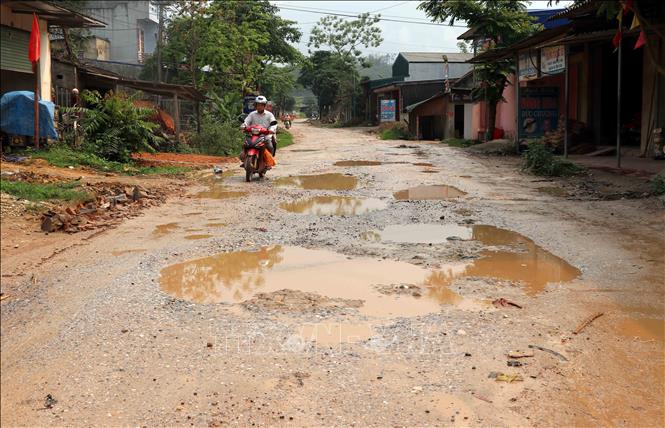 Trong ảnh: Một đoạn đường bị xuống cấp nghiêm trọng. Ảnh: Quang Đán - TTXVN