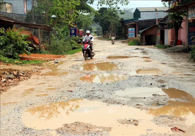 Trong ảnh: Một đoạn đường bị xuống cấp nghiêm trọng. Ảnh: Quang Đán - TTXVN