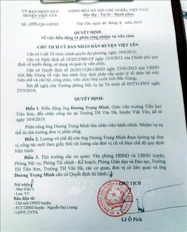 Trong ảnh: Quyết định điều động ông Dương Trọng Minh do Chủ tịch UBND huyện Việt Yên ký ngày 1/4/2019. Ảnh: Đồng Thúy- TTXVN