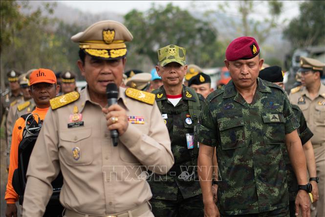 Trong ảnh: Thủ tướng Thái Lan  Prayut Chan-O-Cha (trái) và Tư lệnh lục quân Thái Lan, Tướng Apirat Kongsompong (phải) tại cuộc diễn tập đối phó với tình trạng khẩn cấp ở Lopburi, Thái Lan ngày 14/2/2019. Ảnh: AFP/TTXVN