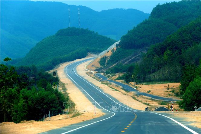 Trong ảnh: Dự án đường Hồ Chí Minh đoạn La Sơn - Túy Loan có tổng mức đầu tư 12.000 tỷ đồng, thực hiện theo hợp đồng xây dựng – chuyển giao, do Cty TNHH Đầu tư BT Cam Lộ - Túy Loan làm chủ đầu tư. Ảnh: Huy Hùng – TTXVN  