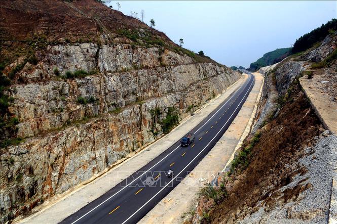 Trong ảnh: Đường Hồ Chí Minh đoạn La Sơn – Túy Loan có chiều dài 77,5km đi qua hai tỉnh, thành là Thừa Thiên Huế và Đà Nẵng. Trong đó, đoạn qua tỉnh TT-Huế có chiều dài 36km. Điểm đầu của tuyến cao tốc thuộc thôn La Sơn, xã Lộc Sơn (huyện Phú Lộc, TT-Huế). Ảnh: Huy Hùng – TTXVN
