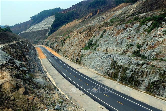 Trong ảnh: Đường Hồ Chí Minh đoạn La Sơn – Túy Loan có chiều dài 77,5km đi qua hai tỉnh, thành là TT-Huế và Đà Nẵng. Trong đó, đoạn qua tỉnh TT-Huế có chiều dài 36km. Điểm đầu của tuyến cao tốc thuộc thôn La Sơn, xã Lộc Sơn (huyện Phú Lộc, TT-Huế). Ảnh: Huy Hùng – TTXVN