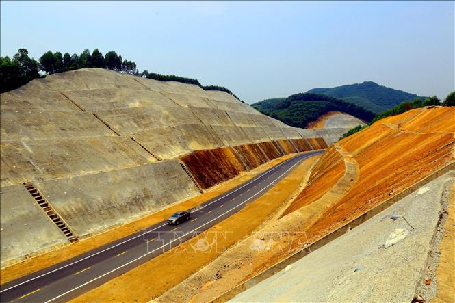 Trong ảnh: Tuyến cao tốc đi hoàn toàn trên tuyến mới, địa hình, địa chất rất khó khăn, phức tạp và phải xử lý kỹ thuật nhiều trong quá trình thi công. Ảnh: Huy Hùng – TTXVN  