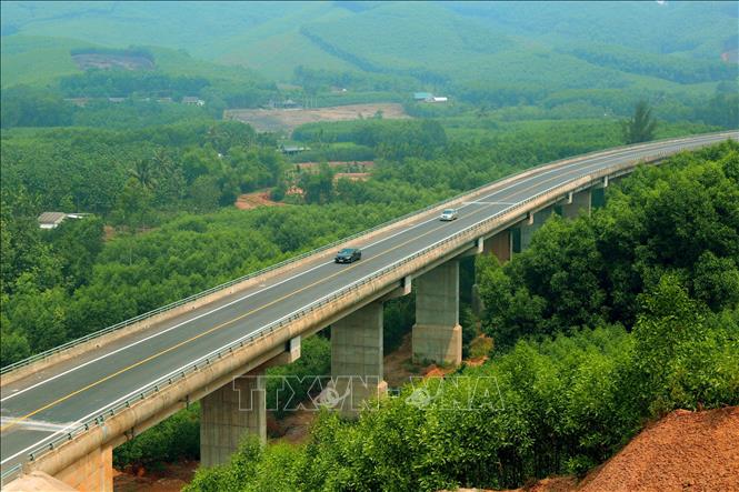 Trong ảnh: Tuyến cao tốc đi hoàn toàn trên tuyến mới, địa hình, địa chất rất khó khăn, phức tạp và phải xử lý kỹ thuật nhiều trong quá trình thi công. Ảnh: Huy Hùng – TTXVN  