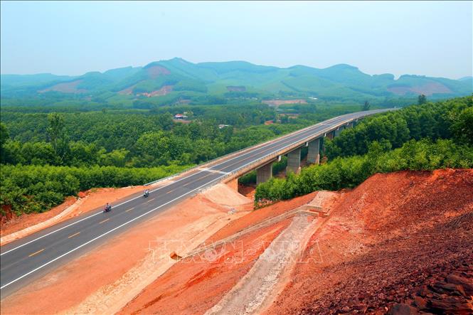Trong ảnh: Cầu vượt La Hy đã hoàn thiện, đạt chuẩn cao tốc, băng qua những cánh rừng cao su, rừng tái sinh thuộc rừng Bạch Mã. Ảnh: Huy Hùng - TTXVN