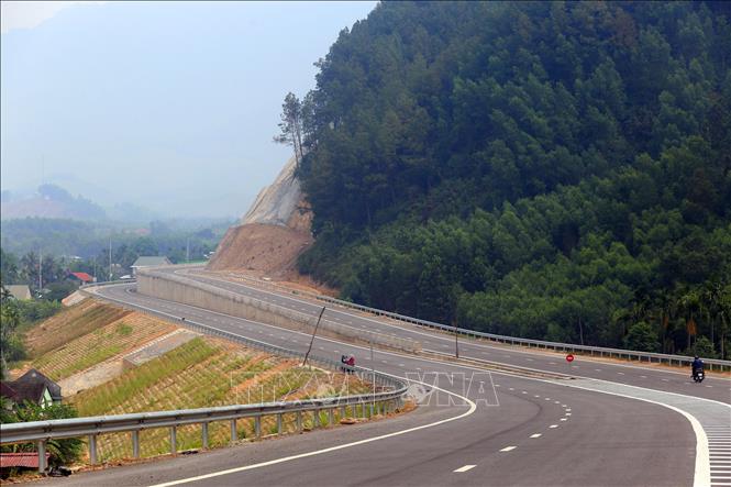 Trong ảnh: Đoạn tuyến có hai chiều đường ngược chiều đã hoàn thiện các hạng mục tiêu chuẩn. Ảnh: Huy Hùng - TTXVN