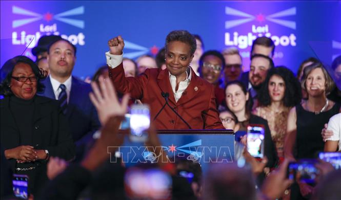 Trong ảnh: Thị trưởng Chicago mới đắc cử Lori Lightfoot (giữa) phát biểu trước những người ủng hộ ở Chicago, Illinois, Mỹ, ngày 2/4/2019. Ảnh: AFP/ TTXVN