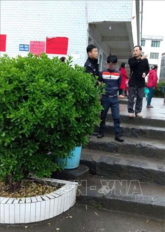 Trong ảnh: Cảnh sát khống chế hung thủ vụ tấn công bằng dao tại trường tiểu học tỉnh Hồ Nam ngày 3/4/2019. Ảnh: Sixthtone/ TTXVN