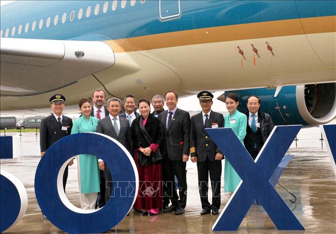 Chủ tịch Quốc hội Nguyễn Thị Kim Ngân chứng kiến lễ bàn giao máy bay cho Hãng Hàng không Quốc gia Việt Nam. Ảnh: Trọng Đức - TTXVN